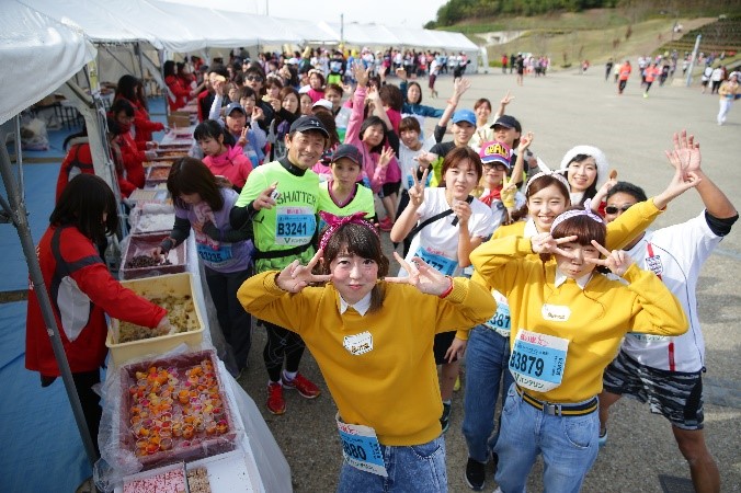 走って食べて支援する「くまファンラン × スイーツマラソンin大阪」
