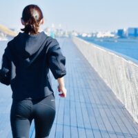 女性ランナーが知っておきたい肉離れと疲労骨折の関係【遺伝的なケガのリスク】