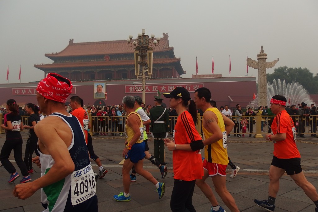 昨年の北京マラソン、1km先のビルが見えない