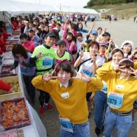 走って食べて支援する「くまファンラン × スイーツマラソンin大阪」